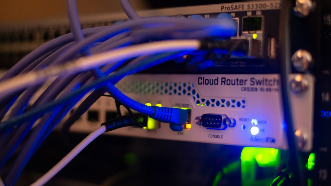ארון תקשורת מסודר עם ציוד רשת וכבלי Ethernet